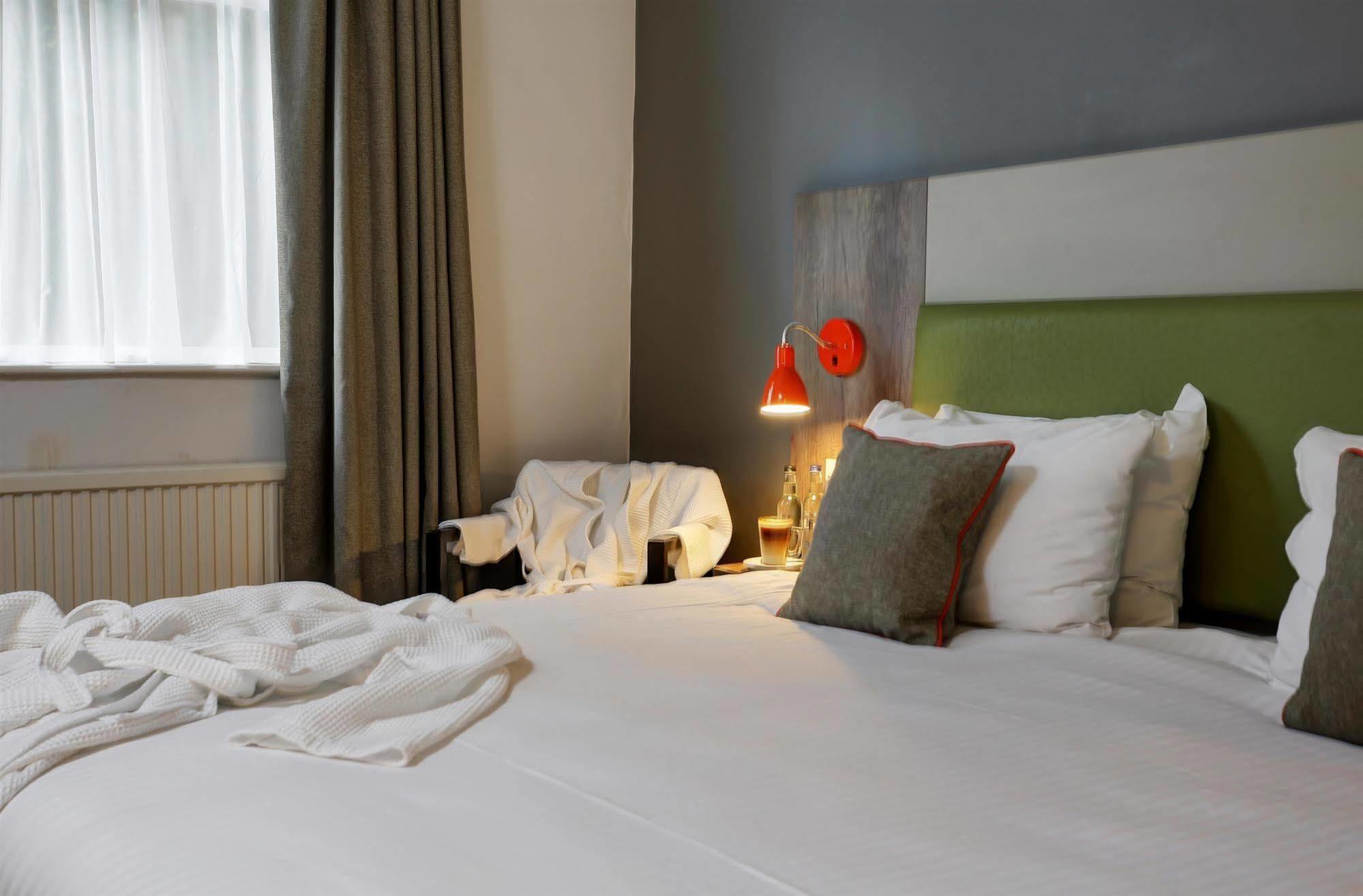 Epping Forest Hotel Woodford Exteriör bild